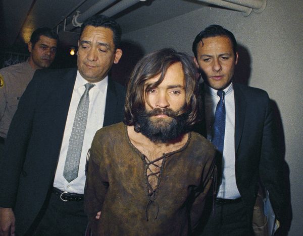 In this 1969 file photo, Charles Manson is escorted to his arraignment on conspiracy-murder charges in connection with the Sharon Tate murder case - Sputnik International