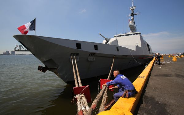 A member of the French Marine Nationale secures the Guepratte as it docks at a pier in Manila, Philippines on Wednesday, May 4, 2016 A member of the French Marine Nationale secures the Guepratte as it docks at a pier in Manila, Philippines on Wednesday, May 4, 2016 - Sputnik International