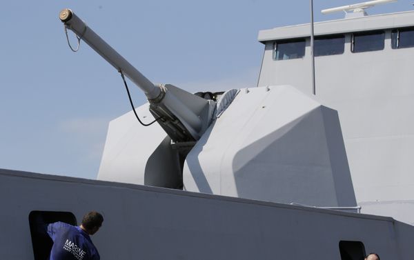 Members of the French Marine Nationale chat on the Guepratte as it docks at a pier in Manila, Philippines on Wednesday, May 4, 2016 Members of the French Marine Nationale chat on the Guepratte as it docks at a pier in Manila, Philippines on Wednesday, May 4, 2016 - Sputnik International