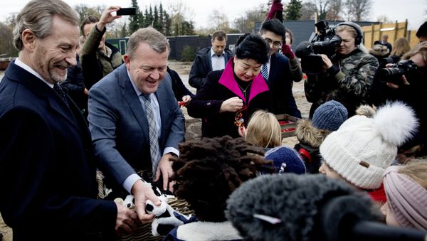 The Danish prime minister, Lars Loekke Rasmussen, centre left, and the Chinese Ambassador to Denmark, Deng Ying, centre right, hand out toys and tokens of good luck to children at a ceremony laying the foundation for a new giant panda facility in Copenhagen Zoo, Thursday, Nov. 16, 2017 - Sputnik International