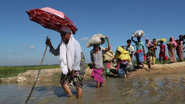 Rohingya refugees walk towards a refugee camp after crossing the border in Anjuman Para near Cox's Bazar, Bangladesh, November 19, 2017 - Sputnik International