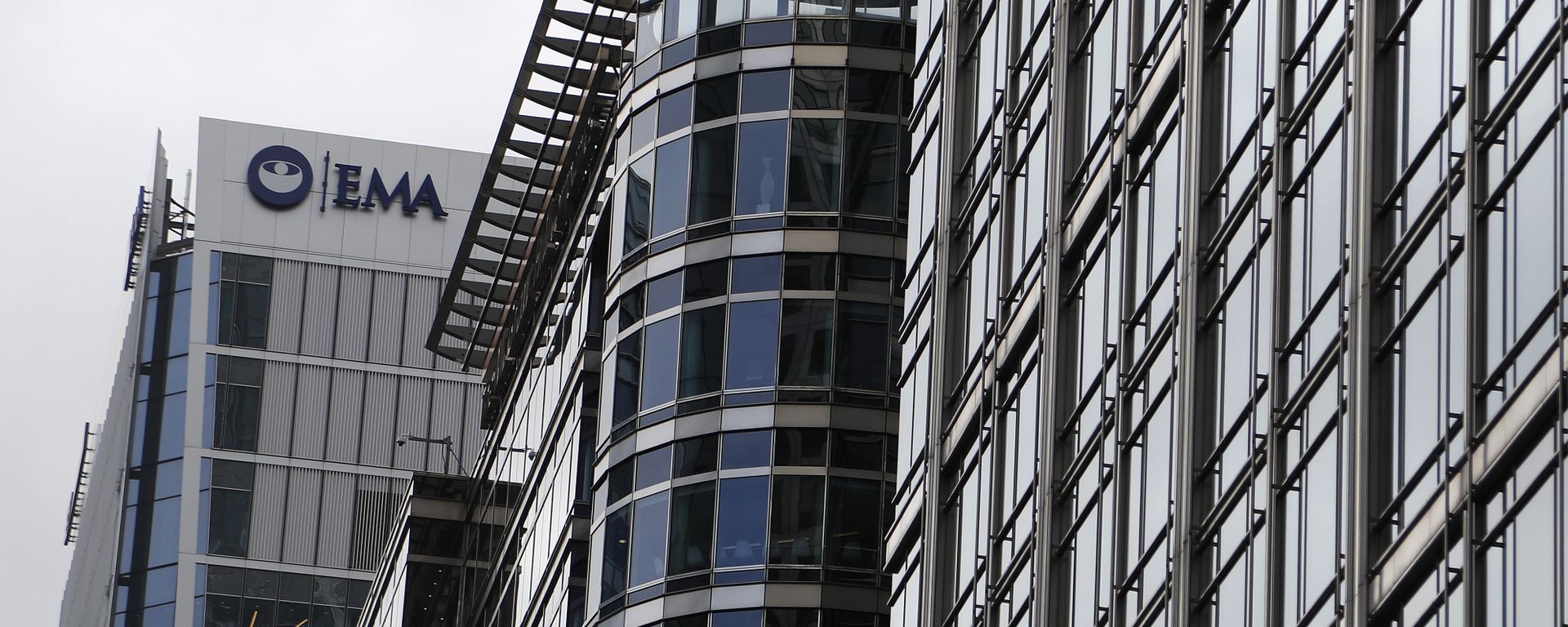 The headquarters building of the European Medicines Agency, EMA, left, in London. Brexit is still well over year away but two cities on Monday, Nov. 20, 2017 will already be celebrating Britain's departure from the European Union - Sputnik International, 1920, 09.07.2021