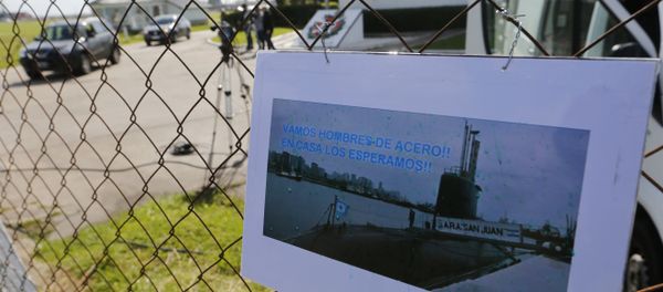 A picture of the Argentine submarine ARA San Juan written in Spanish Come on steel men. We will wait for you at home hangs from the fence at the Navel base in Mar del Plata, Argentina, Sunday, Nov. 19, 2017 - Sputnik International