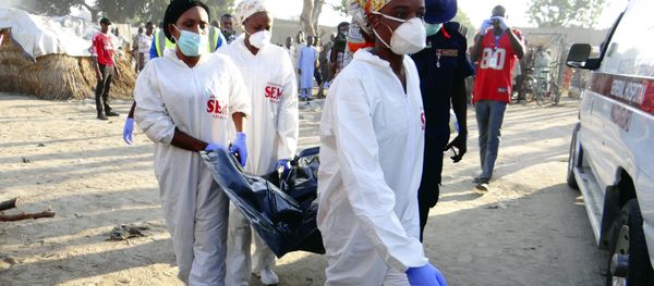 Rescue workers carry a body to an ambulance following a suicide attack in Maiduguri, Nigeria, Monday, Oct. 23, 2017 - Sputnik International