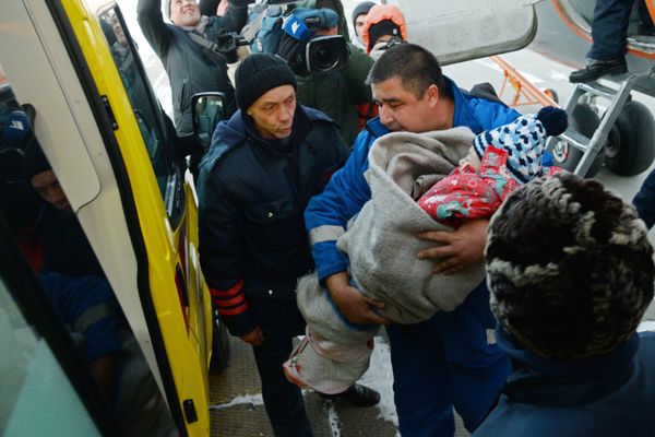 Paramedic taking the baby girl who miraculously survived the L-140 plane crash in Khabarovsk Territory to an ambulance. Paramedic taking the baby girl who miraculously survived the L-140 plane crash in Khabarovsk Territory to an ambulance. - Sputnik International