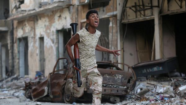 A member of the Libyan National Army runs during clashes with Islamist militants in Khreibish district in Benghazi, Libya, November 9, 2017. - Sputnik International