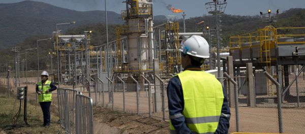 Oil workers stand at the new Incahuasi natural gas plant in Lagunillas, Bolivia, Friday, Sept. 16, 2016 Oil workers stand at the new Incahuasi natural gas plant in Lagunillas, Bolivia, Friday, Sept. 16, 2016 - Sputnik International
