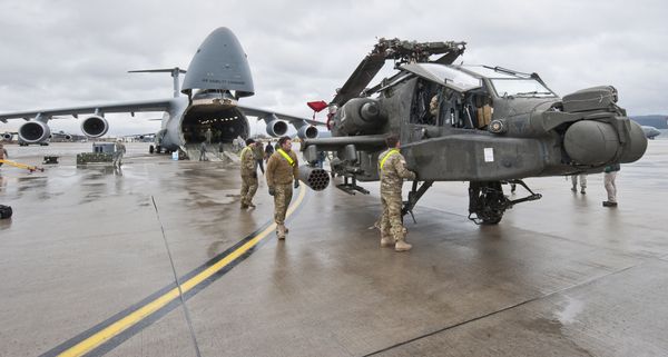 An Apache attack helicopter of the US Army stands on the tarmac after arriving at the US Air Base in Ramstein, western Germany, on February 22, 2017 An Apache attack helicopter of the US Army stands on the tarmac after arriving at the US Air Base in Ramstein, western Germany, on February 22, 2017 - Sputnik International