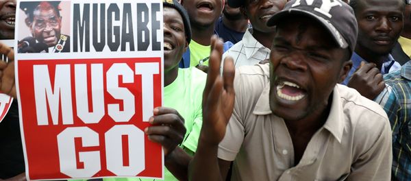 Protesters call for Zimbabwean President Robert Mugabe to resign across the road from parliament in Harare, Zimbabwe, November 21, 2017 - Sputnik International