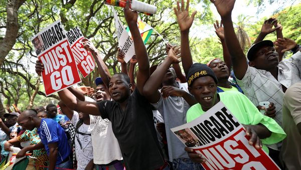 Protesters call for Zimbabwean President Robert Mugabe to resign across the road from parliament in Harare, Zimbabwe, November 21, 2017 - Sputnik International