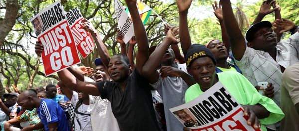 Protesters call for Zimbabwean President Robert Mugabe to resign across the road from parliament in Harare, Zimbabwe, November 21, 2017 - Sputnik International
