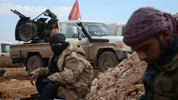 Fighters from the Free Syrian Army take a break during battles against Islamic State (IS) group jihadists near the town of Qabasin, located northeast of the city of Al-Bab, some 30 kilometres from Aleppo, on January 8, 2017 - Sputnik International