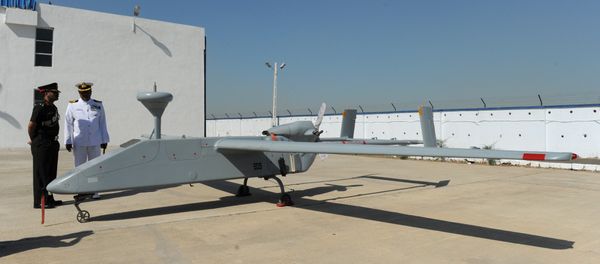 Indian military officers interact next to a Searcher MK II unmanned aerial vehicle (UAV) at the Porbandar airfield in Porbandar, some 400 kms from Ahmedabad, on January 17, 2011 Indian military officers interact next to a Searcher MK II unmanned aerial vehicle (UAV) at the Porbandar airfield in Porbandar, some 400 kms from Ahmedabad, on January 17, 2011 - Sputnik International