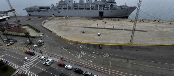 British soldiers board the Royal Navy warship HMS Albion, background, at Santander's port, northern Spain, on Tuesday, April 20, 2010. The warship came to take back to England nearly 800 British soldiers and civilians stranded by the volcanic ash cloud. - Sputnik International