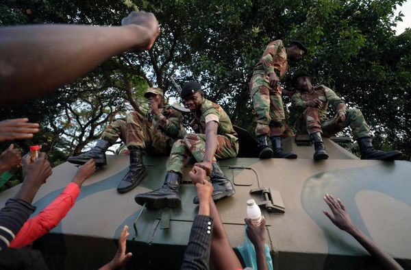 Zimbabweans celebrate with soldiers after President Robert Mugabe resigns in Harare, Zimbabwe November 21, 2017 Zimbabweans celebrate with soldiers after President Robert Mugabe resigns in Harare, Zimbabwe November 21, 2017 - Sputnik International