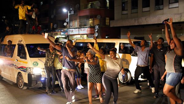 Zimbabweans living in South Africa celebrate after President Robert Mugabe resigns, in Johannesburg, South Africa November 21, 2017 - Sputnik International