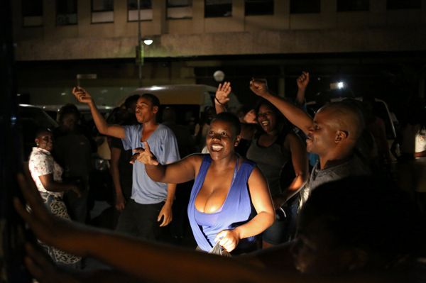 Zimbabweans living in South Africa celebrate after President Robert Mugabe resigns, in Johannesburg, South Africa November 21, 2017 - Sputnik International