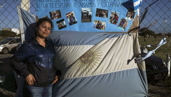 Malvina Vallejos, sister of missing submariner Celso Oscar Vallejos poses next to a supportive message for the 44 crew members of Argentine missing submarine outside Argentina's Navy base in Mar del Plata, on the Atlantic coast south of Buenos Aires, on November 21 - Sputnik International