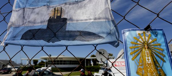 An Argentine national flag with a drawing of a submarine hangs from the fence surrounding the naval base in Mar del Plata, Argentina, Tuesday, Nov. 21, 2017 - Sputnik International