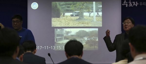 Journalists watch CCTV footage regarding a North Korean soldier's defection, during a press conference at the Defense Ministry in Seoul, South Korea, Wednesday, Nov. 22, 2017 - Sputnik International