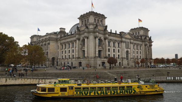 A boat with the colours of Jamaica's national flag is pictured in front of the German lower house of parliament, the Bundestag as members of the delegations of the CDU/CSU conservative alliance, the liberal FDP party and the left-leaning Green party meet for coalition talks all together for the first time in a bid to form a new government in Berlin A boat with the colours of Jamaica's national flag is pictured in front of the German lower house of parliament, the Bundestag as members of the delegations of the CDU/CSU conservative alliance, the liberal FDP party and the left-leaning Green party meet for coalition talks all together for the first time in a bid to form a new government in Berlin - Sputnik International