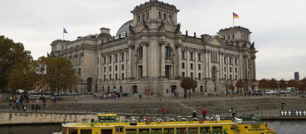 A boat with the colours of Jamaica's national flag is pictured in front of the German lower house of parliament, the Bundestag as members of the delegations of the CDU/CSU conservative alliance, the liberal FDP party and the left-leaning Green party meet for coalition talks all together for the first time in a bid to form a new government in Berlin A boat with the colours of Jamaica's national flag is pictured in front of the German lower house of parliament, the Bundestag as members of the delegations of the CDU/CSU conservative alliance, the liberal FDP party and the left-leaning Green party meet for coalition talks all together for the first time in a bid to form a new government in Berlin - Sputnik International