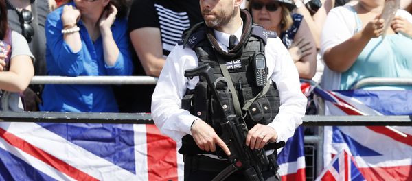 An armed police officer keeps guard as Britain's Royals return to Buckingham Palace, after attending the annual Trooping the Colour Ceremony in London, Saturday, June 17, 2017. An armed police officer keeps guard as Britain's Royals return to Buckingham Palace, after attending the annual Trooping the Colour Ceremony in London, Saturday, June 17, 2017. - Sputnik International