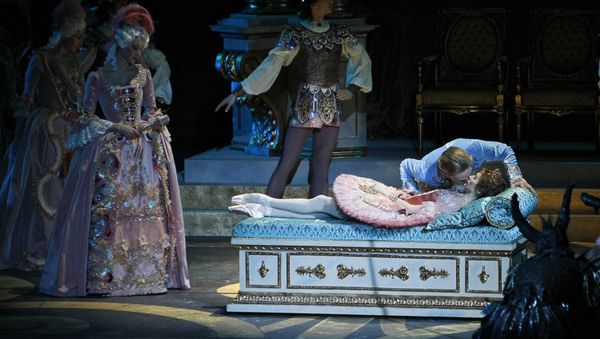 Russian ballerina Svetlana Zakharova, lies, as a Princess and American dancer David Hallberg, behind her, as a Prince perform at a dress rehearsal of The Sleeping Beauty in the Bolshoi Theater in Moscow, Russia, Thursday, Nov. 17, 2011. - Sputnik International