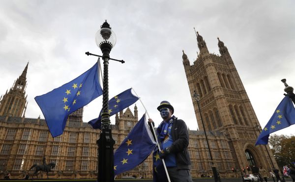 An anti-Brexit, pro European Union campaigner holds a EU flag, near Parliament in London, Wednesday, Nov. 22, 2017. Britain's Treasury chief has little room to maneuver Wednesday as he reveals his spending plans to a nation bracing for the shock of Brexit. - Sputnik International