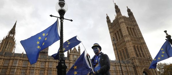 An anti-Brexit, pro European Union campaigner holds a EU flag, near Parliament in London, Wednesday, Nov. 22, 2017. Britain's Treasury chief has little room to maneuver Wednesday as he reveals his spending plans to a nation bracing for the shock of Brexit. An anti-Brexit, pro European Union campaigner holds a EU flag, near Parliament in London, Wednesday, Nov. 22, 2017. Britain's Treasury chief has little room to maneuver Wednesday as he reveals his spending plans to a nation bracing for the shock of Brexit. - Sputnik International