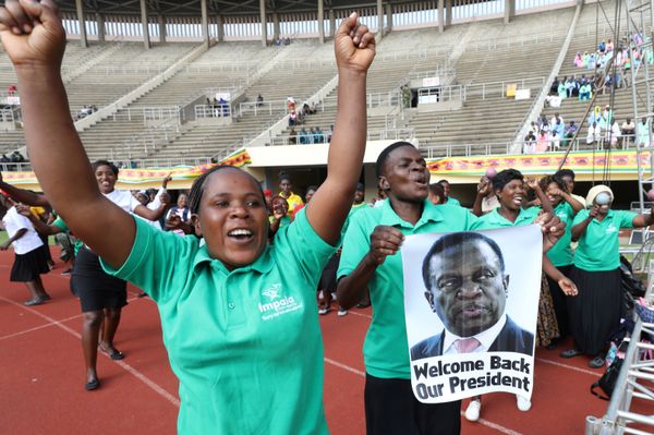 People gesture as they wait for the inauguration ceremony to swear in Zimbabwe's former vice president Emmerson Mnangagwa as president in Harare, Zimbabwe, November 24, 2017 People gesture as they wait for the inauguration ceremony to swear in Zimbabwe's former vice president Emmerson Mnangagwa as president in Harare, Zimbabwe, November 24, 2017 - Sputnik International