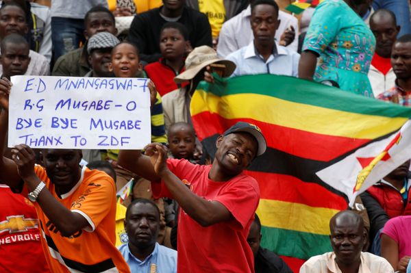 People wait for the inauguration ceremony to swear in Zimbabwe's former vice president Emmerson Mnangagwa as president in Harare, Zimbabwe, November 24, 2017 People wait for the inauguration ceremony to swear in Zimbabwe's former vice president Emmerson Mnangagwa as president in Harare, Zimbabwe, November 24, 2017 - Sputnik International