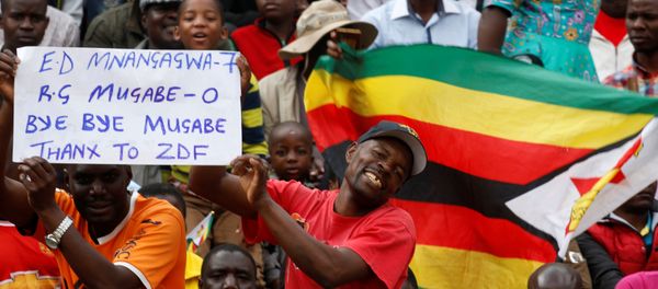 People wait for the inauguration ceremony to swear in Zimbabwe's former vice president Emmerson Mnangagwa as president in Harare, Zimbabwe, November 24, 2017 - Sputnik International
