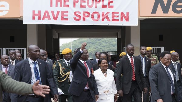 President elect Emmerson Mnangagwa (C,L) gestures as he arrives with his wife Auxilia (C,R) at the National Sport Stadium in Harare, on November 24, 2017 during the Inauguration ceremony President elect Emmerson Mnangagwa (C,L) gestures as he arrives with his wife Auxilia (C,R) at the National Sport Stadium in Harare, on November 24, 2017 during the Inauguration ceremony - Sputnik International