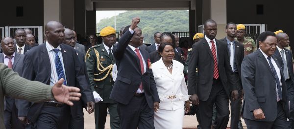 President elect Emmerson Mnangagwa (C,L) gestures as he arrives with his wife Auxilia (C,R) at the National Sport Stadium in Harare, on November 24, 2017 during the Inauguration ceremony President elect Emmerson Mnangagwa (C,L) gestures as he arrives with his wife Auxilia (C,R) at the National Sport Stadium in Harare, on November 24, 2017 during the Inauguration ceremony - Sputnik International