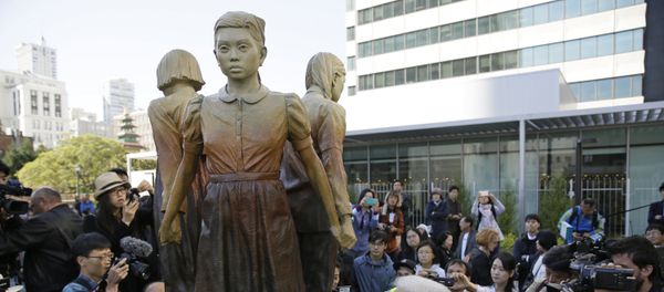 People move in to take a closer look at the Comfort Women monument after it was unveiled Friday, Sept. 22, 2017, in San Francisco People move in to take a closer look at the Comfort Women monument after it was unveiled Friday, Sept. 22, 2017, in San Francisco - Sputnik International