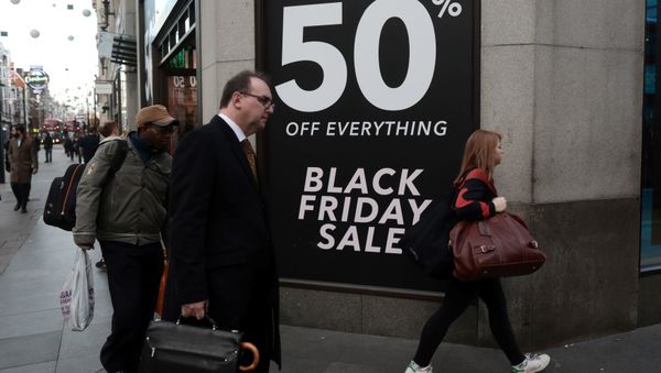Pedestrians walk past a sign on a Miss Selfridge store on Oxford Street on 'Black Friday' in London, Britain November 24, 2017. - Sputnik International
