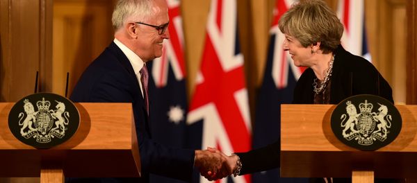 Australian Prime Minister, Malcolm Turnbull and Britain's Prime Minister Theresa May (R) shake hands at a press conference in 10 Downing Street in central London on July 10, 2017. - Sputnik International
