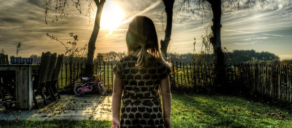Girl standing in a garden Girl standing in a garden - Sputnik International