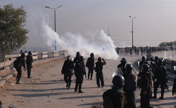 Pakistani riot policemen face off with protesters of the Tehreek-i-Labaik Yah Rasool Allah Pakistan (TLYRAP) religious group during a clash in Islamabad on November 25, 2017 Pakistani riot policemen face off with protesters of the Tehreek-i-Labaik Yah Rasool Allah Pakistan (TLYRAP) religious group during a clash in Islamabad on November 25, 2017 - Sputnik International