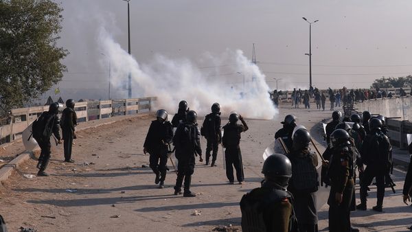 Pakistani riot policemen face off with protesters of the Tehreek-i-Labaik Yah Rasool Allah Pakistan (TLYRAP) religious group during a clash in Islamabad on November 25, 2017 Pakistani riot policemen face off with protesters of the Tehreek-i-Labaik Yah Rasool Allah Pakistan (TLYRAP) religious group during a clash in Islamabad on November 25, 2017 - Sputnik International