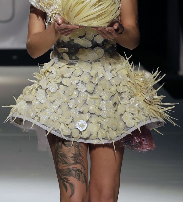 Haute Couture: Models Wear Dazzling Dresses Made of Chocolate - Sputnik International