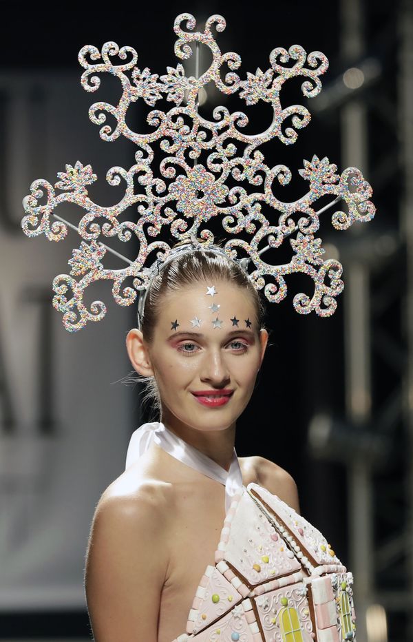 Haute Couture: Models Wear Dazzling Dresses Made of Chocolate - Sputnik International