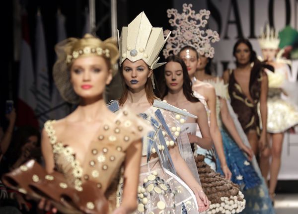 Haute Couture: Models Wear Dazzling Dresses Made of Chocolate - Sputnik International