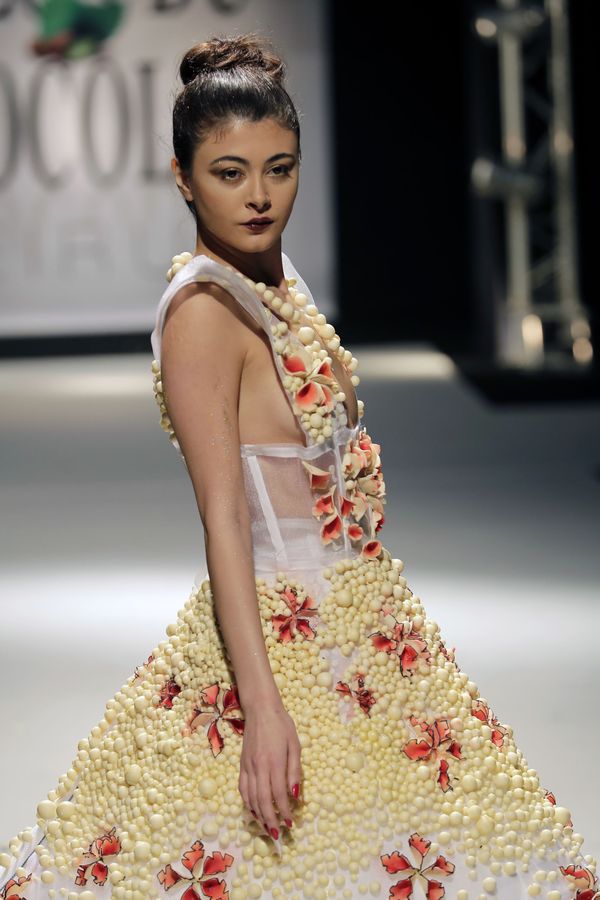 Haute Couture: Models Wear Dazzling Dresses Made of Chocolate - Sputnik International