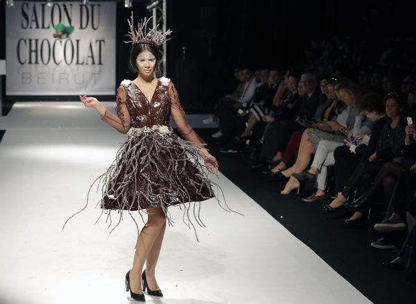 Haute Couture: Models Wear Dazzling Dresses Made of Chocolate - Sputnik International