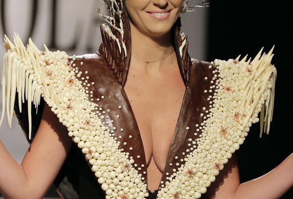 Haute Couture: Models Wear Dazzling Dresses Made of Chocolate - Sputnik International