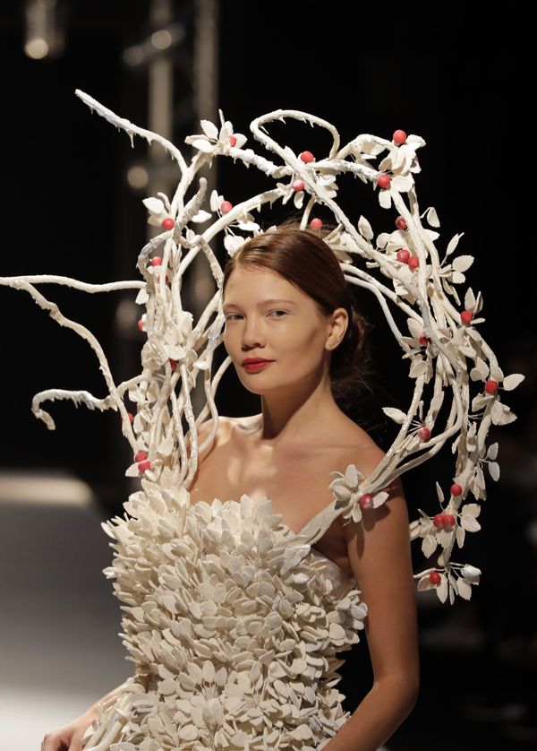 Haute Couture: Models Wear Dazzling Dresses Made of Chocolate - Sputnik International