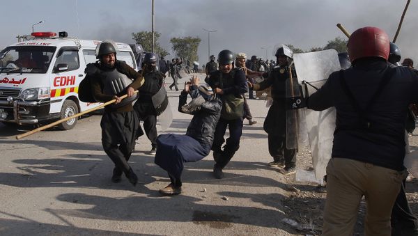 Police officers beat a protester during a clash in Islamabad, Pakistan, Saturday, Nov. 25, 2017 Police officers beat a protester during a clash in Islamabad, Pakistan, Saturday, Nov. 25, 2017 - Sputnik International