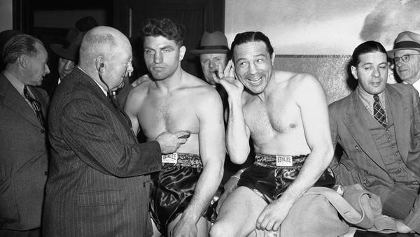 Clowning Max Baer cups his ear - Sputnik International